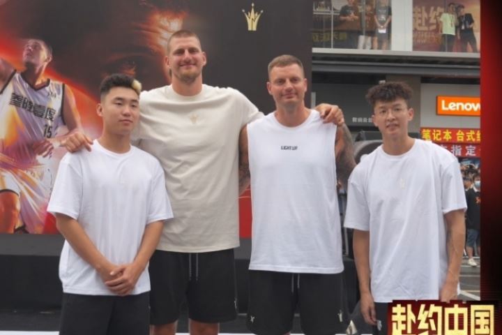 约基奇中国行火热进行中👀约老师今天下午在成都哟~