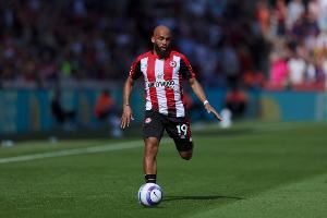 记者：姆贝莫本周末接受曼联体检，将签署一份5+1的合同