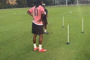 凯夫伦-图拉姆与马库斯-图拉姆在假期训练，前者身穿博格巴球衣