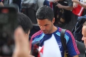 开启亚洲行！阿森纳抵达新加坡参加季前赛，将对阵米兰、纽卡