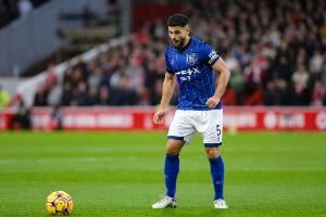 记者：伊普斯维奇33岁队长莫尔西自由身加盟科威特竞技，签约2年