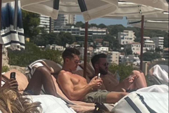 葡媒：约克雷斯现身马洛卡岛&没带女友，种种迹象证实他已单身