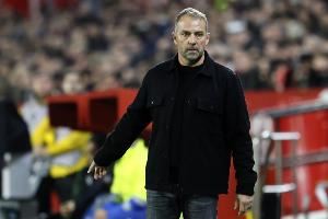 记者：巴萨今天上午训练&下午自由活动，明天上午飞往首尔