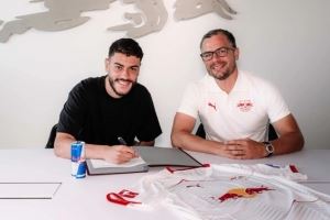 接替塞斯科！莱比锡官方：1.93米高中锋罗慕洛加盟，签约至2030年