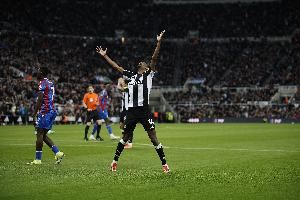 记者：经纪人曾向伊萨克打包票，只要罢训就能强行转会去利物浦