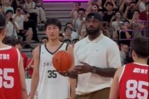 跳球、签名、合影！媒体人晒詹姆斯交大校园行：老詹的人气是真高