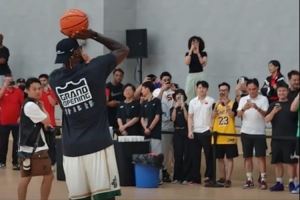 老詹的小腿比赵睿的细😮詹姆斯小试牛刀连续试投多次命中