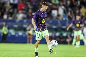 阿斯：卡萨多因肌肉不适退出训练，巴萨面临中场人手短缺的困境