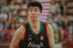 媒体人：余嘉豪现在打不了西乙正常 先把体能练好 折返跑要跟得上