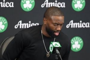 杰伦-布朗谈末节崩盘：我们应该继续打快节奏 失误太多了