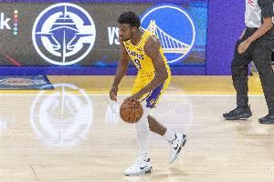 里夫斯:布朗尼防守很好进攻选择也很合理 他会越来越好的!